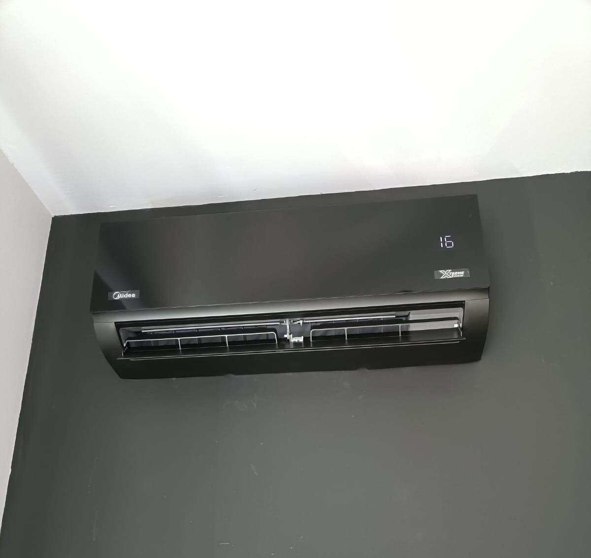 Unidad interior de aire acondicionado Midea instalada por BORERK