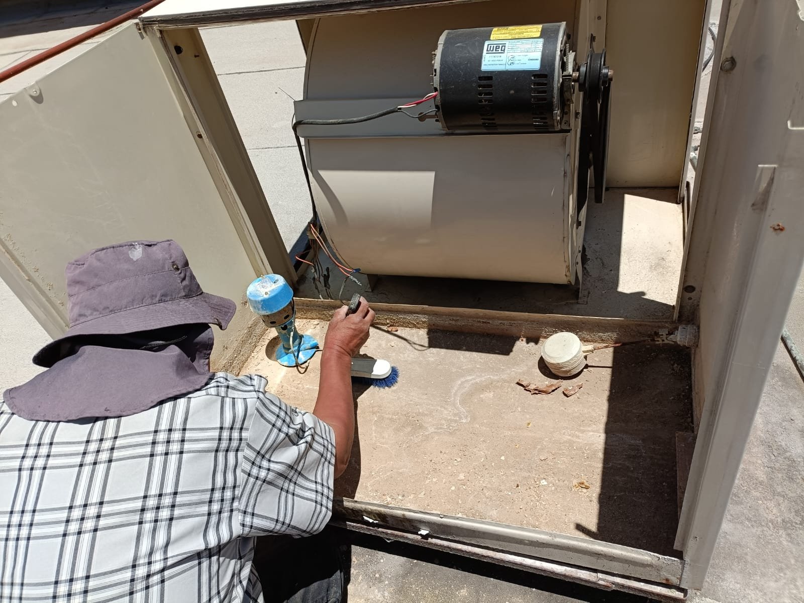 Técnico de BORERK realizando mantenimiento a un equipo de aire acondicionado